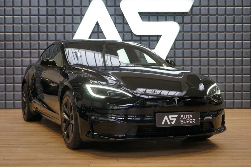 Tesla Model S Plaid 750kW Autopilot Pan