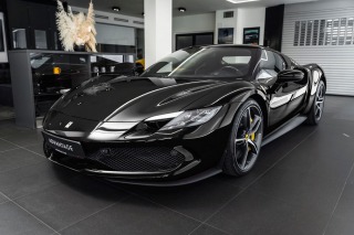 Ferrari 296 GTB Nero / Skladem