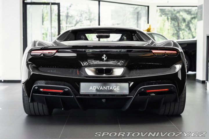 Ferrari 296 GTB Nero / Skladem 1800