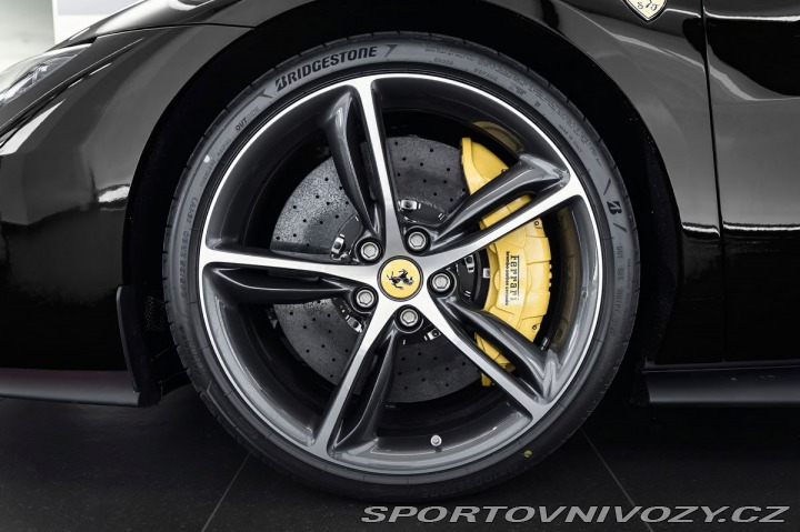 Ferrari 296 GTB Nero / Skladem 1800