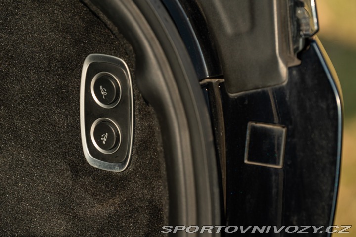 Aston Martin DBX 2021