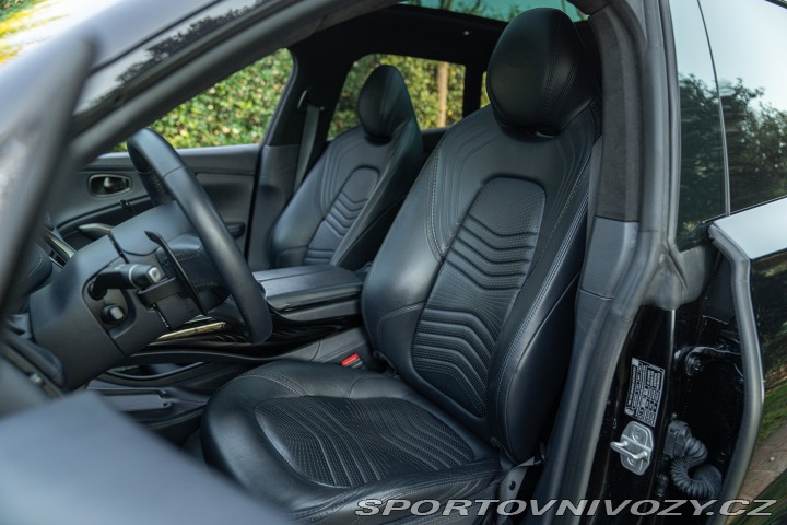 Aston Martin DBX  2021