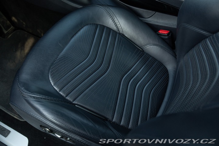 Aston Martin DBX  2021