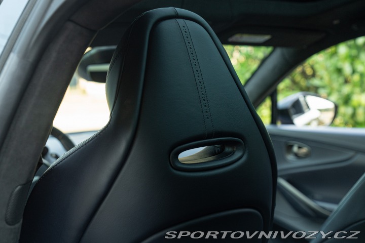 Aston Martin DBX 2021