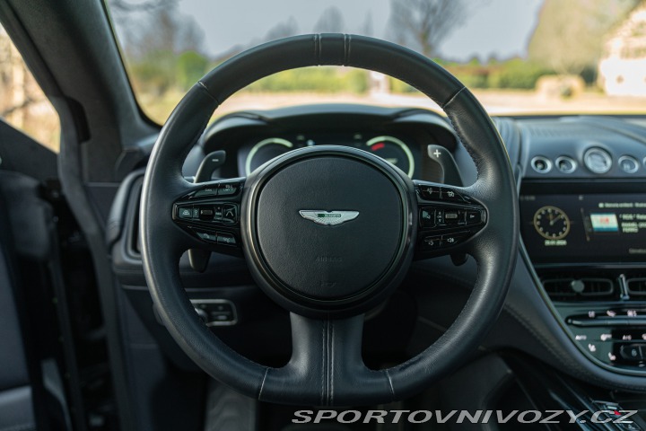 Aston Martin DBX  2021