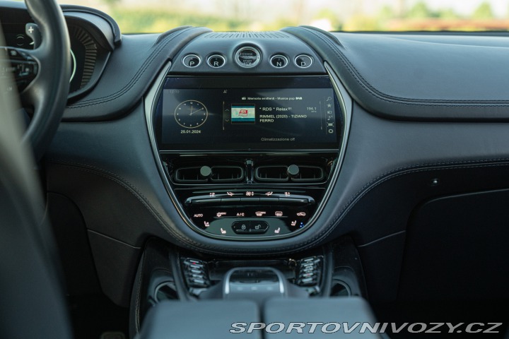 Aston Martin DBX 2021
