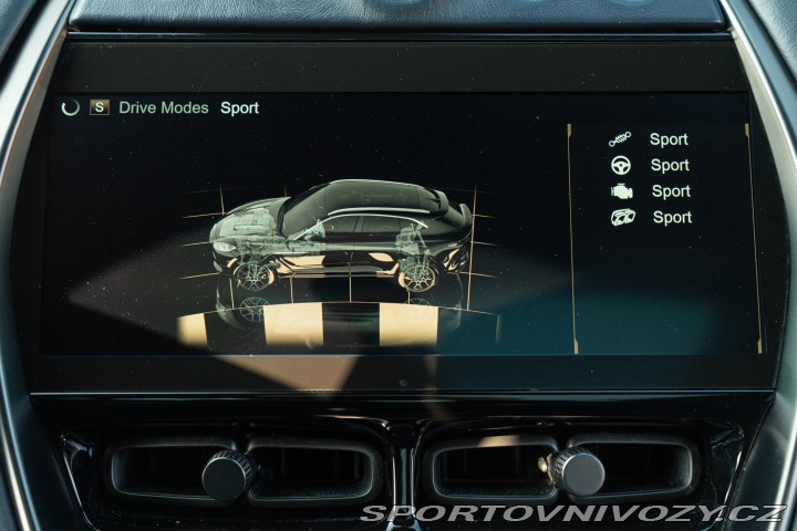 Aston Martin DBX  2021