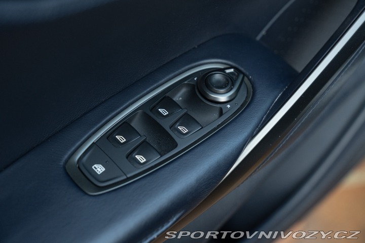 Aston Martin DBX  2021