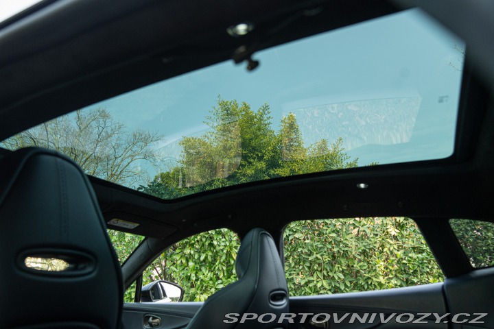 Aston Martin DBX  2021