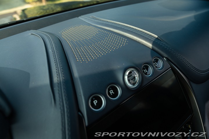 Aston Martin DBX  2021