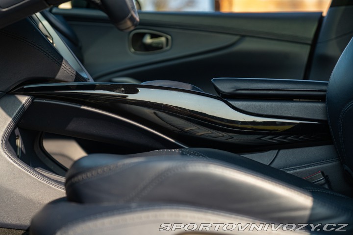 Aston Martin DBX 2021