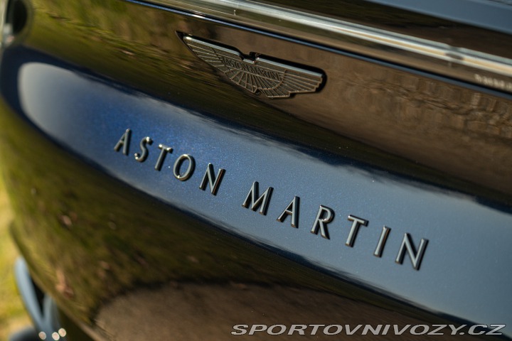 Aston Martin DBX  2021