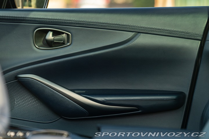 Aston Martin DBX  2021