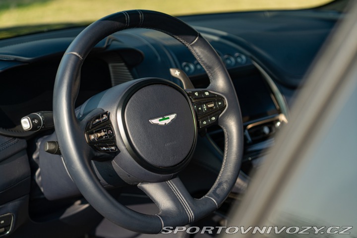 Aston Martin DBX  2021