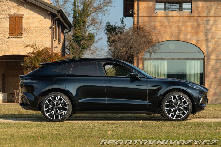Aston Martin DBX  2021