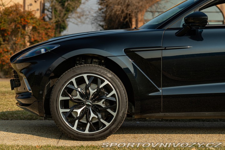 Aston Martin DBX  2021