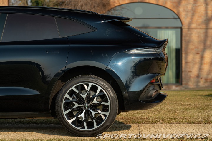 Aston Martin DBX  2021