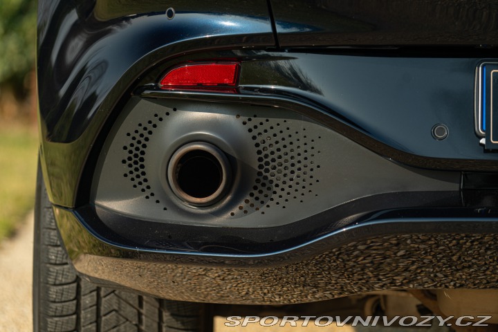 Aston Martin DBX  2021