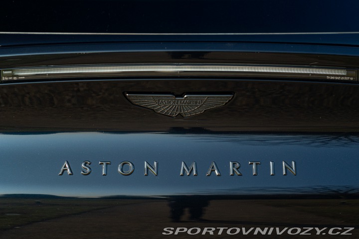 Aston Martin DBX  2021