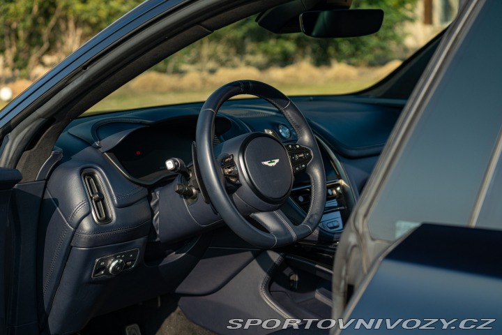 Aston Martin DBX  2021