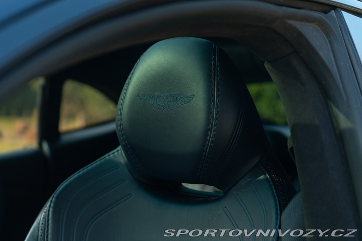 Aston Martin DBX  2021