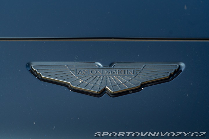 Aston Martin DBX  2021