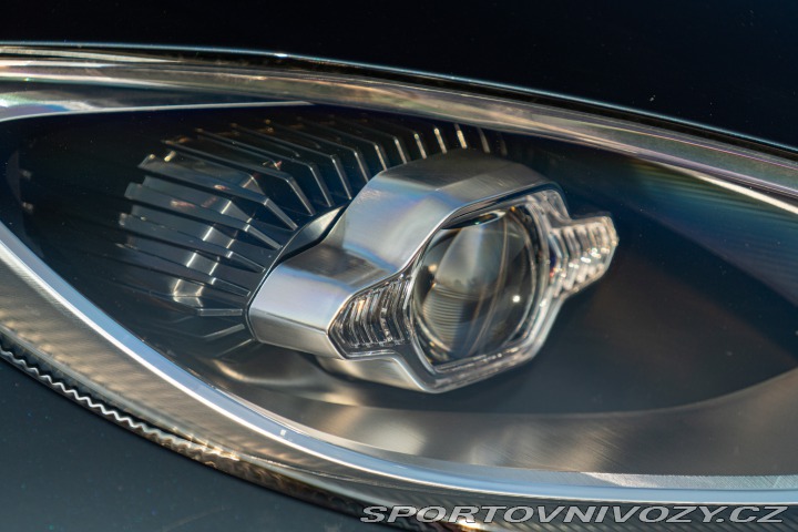 Aston Martin DBX 2021