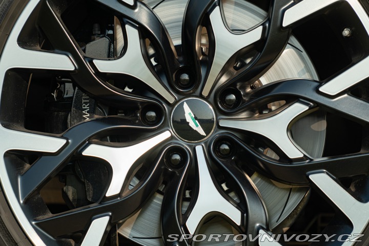 Aston Martin DBX  2021