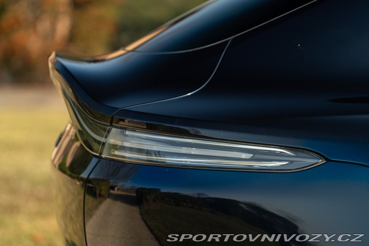 Aston Martin DBX  2021