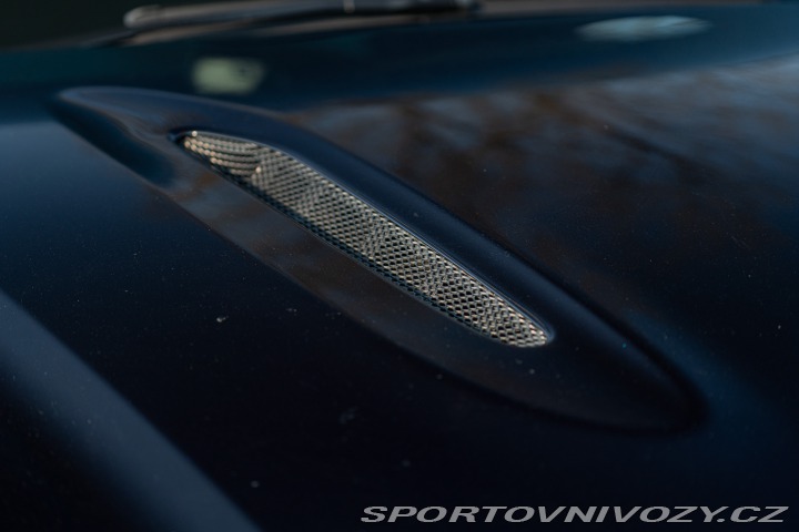 Aston Martin DBX  2021