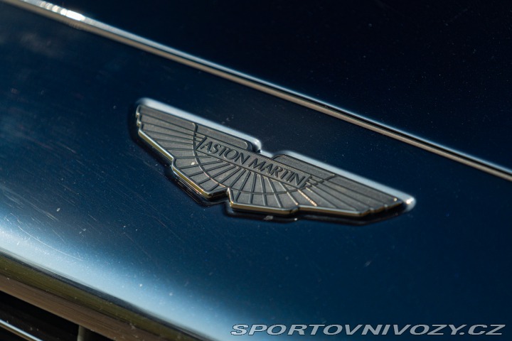 Aston Martin DBX  2021