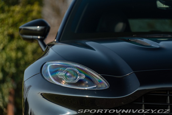 Aston Martin DBX  2021