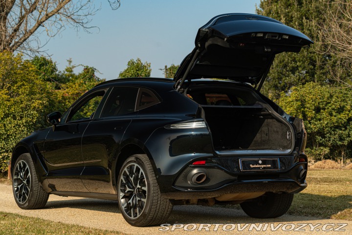 Aston Martin DBX 2021