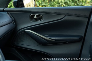Aston Martin DBX  2021