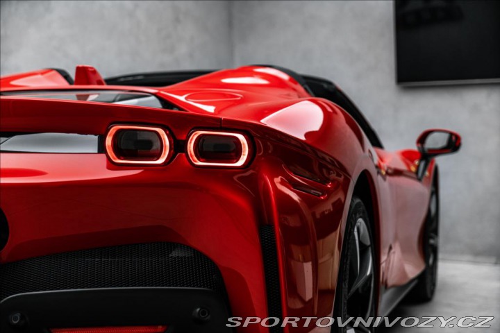 Ferrari SF90 Spider, lift, kamera OV, 2024