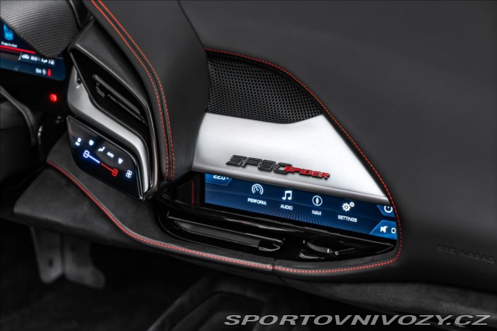 Ferrari SF90 Spider, lift, kamera OV, 2024