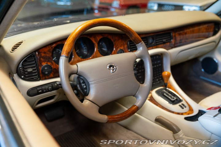 Ostatní značky Ostatní modely Daimler V8 LWB 1997
