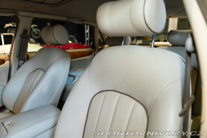 Ostatní značky Ostatní modely Daimler V8 LWB 1997