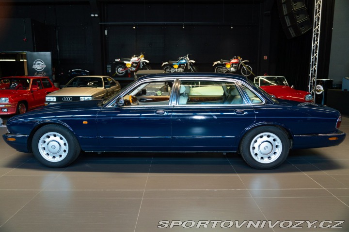 Ostatní značky Ostatní modely Daimler V8 LWB 1997