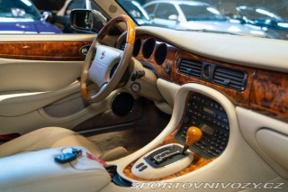 Ostatní značky Ostatní modely Daimler V8 LWB 1997