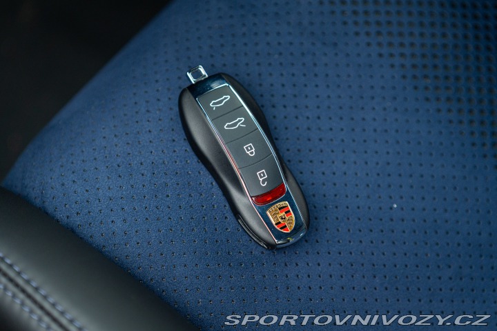 Porsche 718 CAYMAN GT4 RS “weissach” 2024