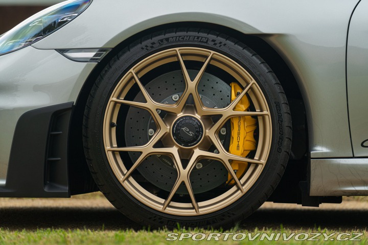 Porsche 718 CAYMAN GT4 RS “weissach” 2024