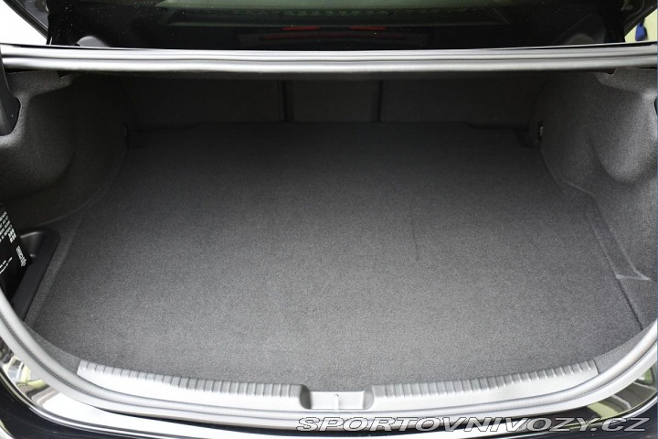 Mercedes-Benz C 400e 4M HYBRID PANO ZÁRUK 2023