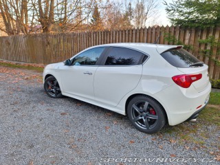 Alfa Romeo Giulietta Quadriofoglio verde 2010