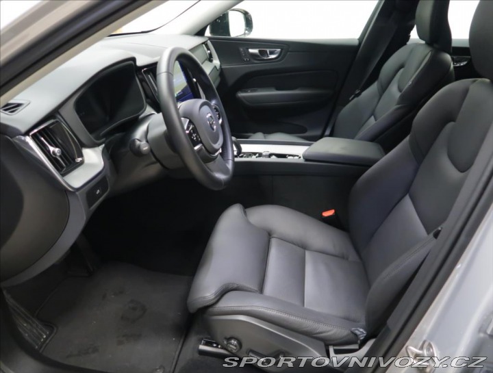 Volvo Ostatní modely XC60 2,0 B5 AWD AUT Plus POLES 2024