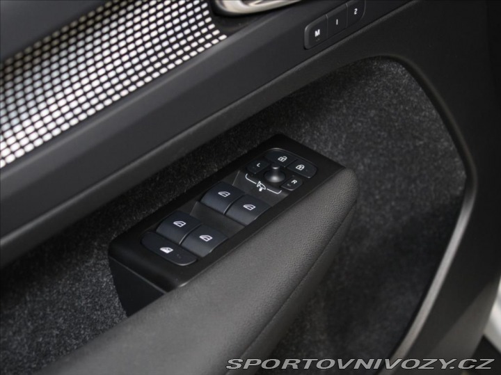 Volvo Ostatní modely XC40 2,0 B4 R-Design H/K BLIS 2021