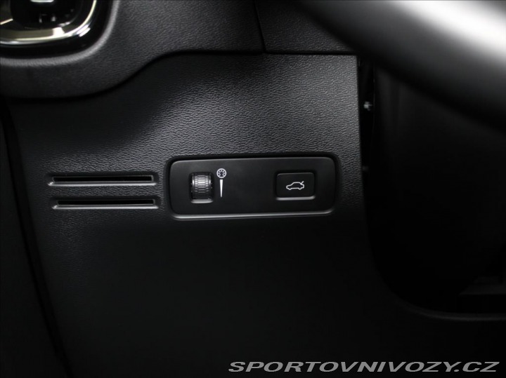 Volvo Ostatní modely XC40 2,0 B4 R-Design H/K BLIS 2021
