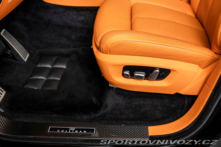 Rolls Royce Cullinan  1800