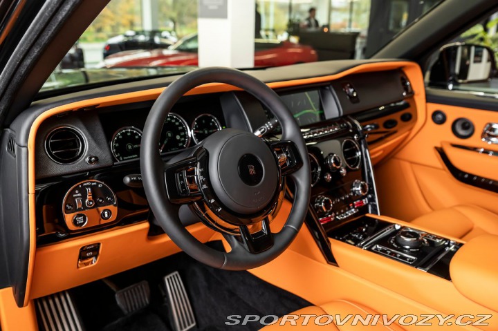 Rolls Royce Cullinan  1800