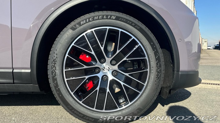 Porsche Macan 4S Electric 2025